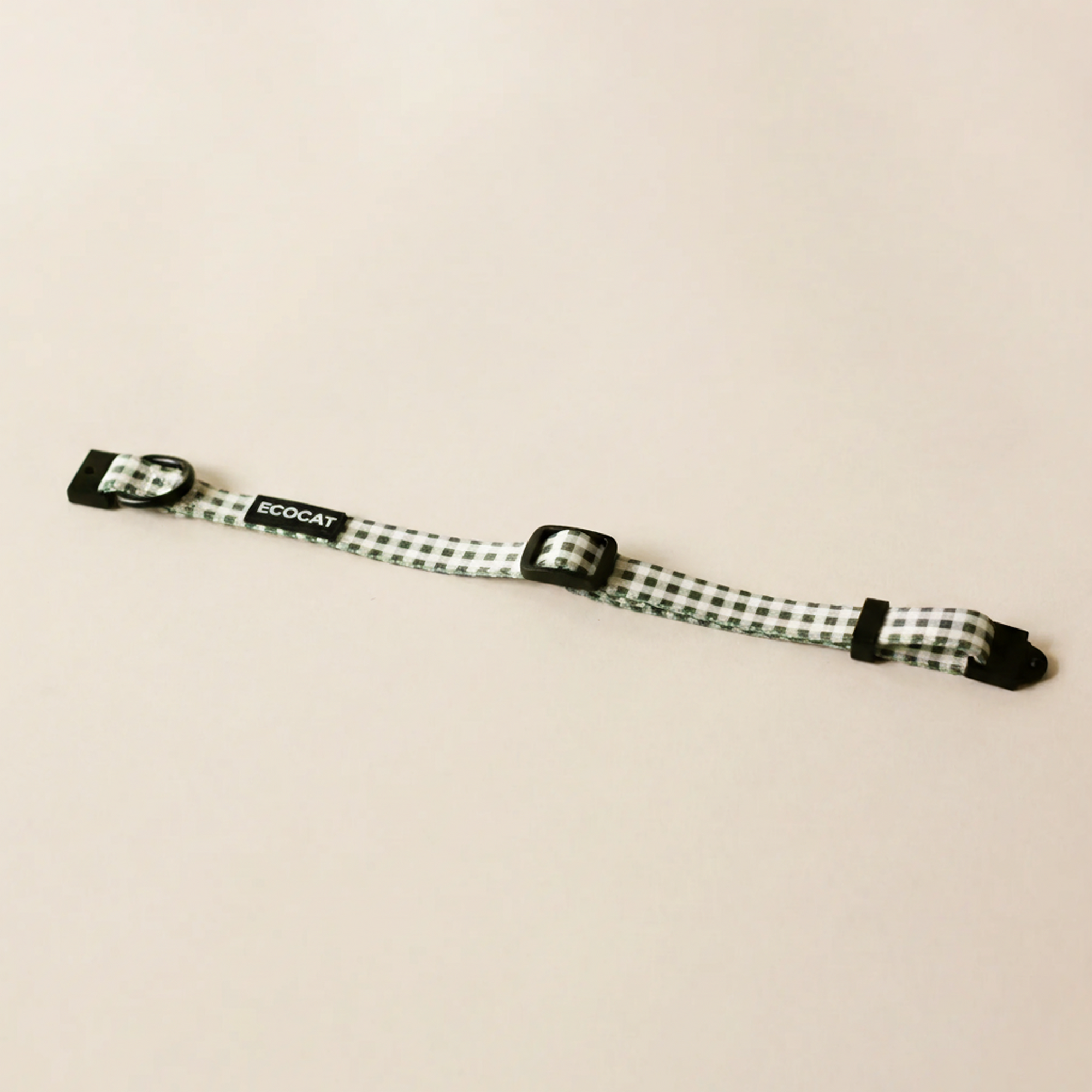 Le collier à carreaux verts 