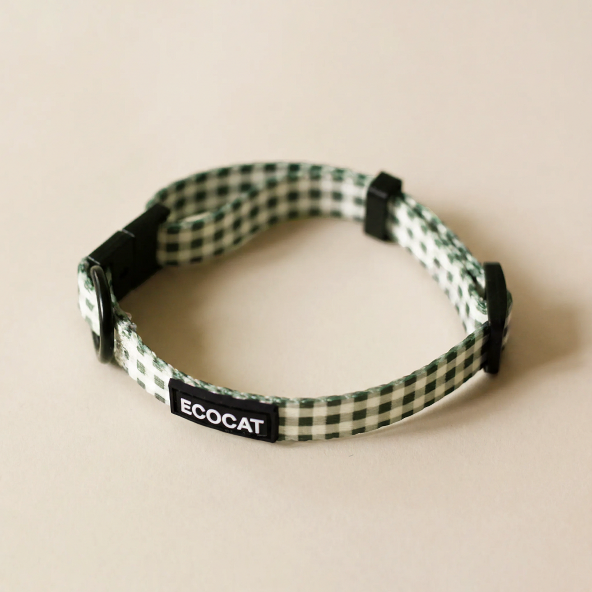 Le collier à carreaux verts 